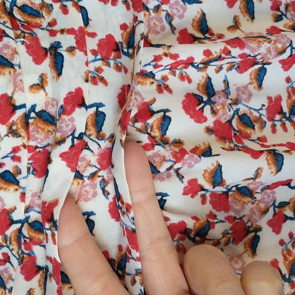Max Studio short flutter sleeve v-neck blouse red cream blue floral  size M - Picture 6 of 7